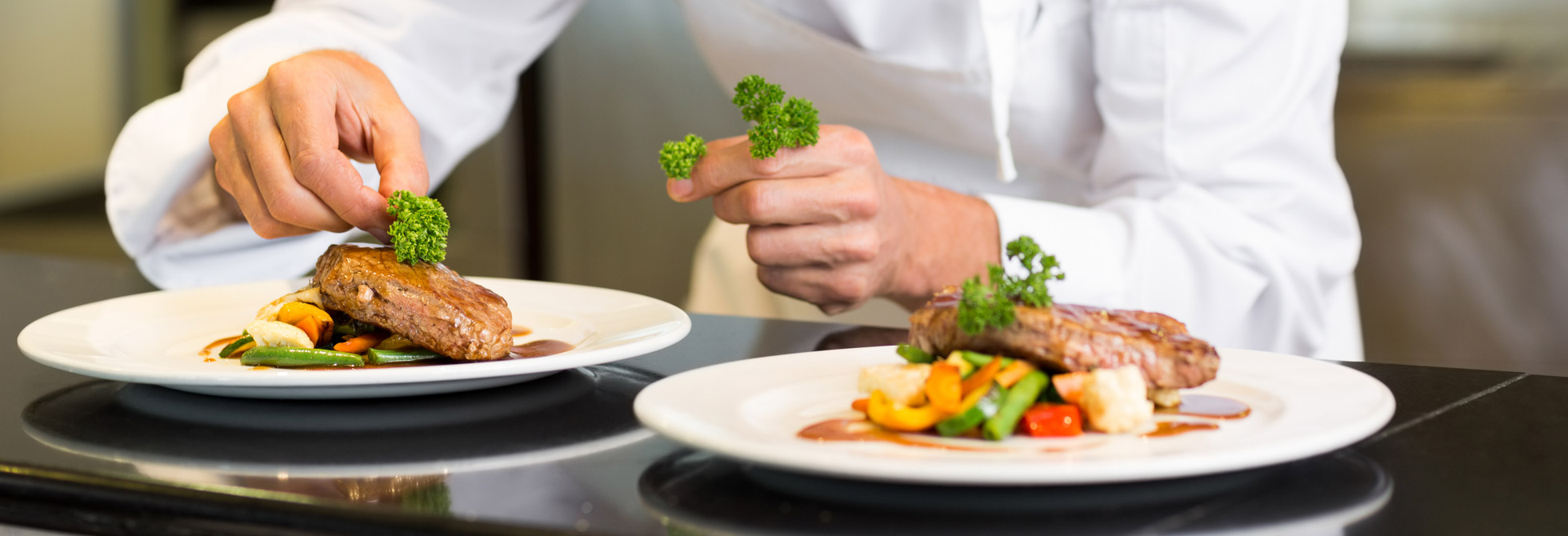 Koch richtet Speisen an